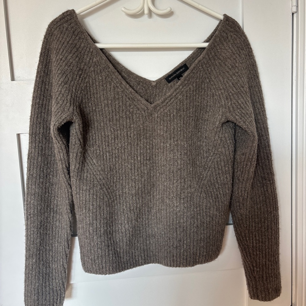 Banana Republic Ribbed V-Neck Sweater in Charcoal Grey 58% Wool